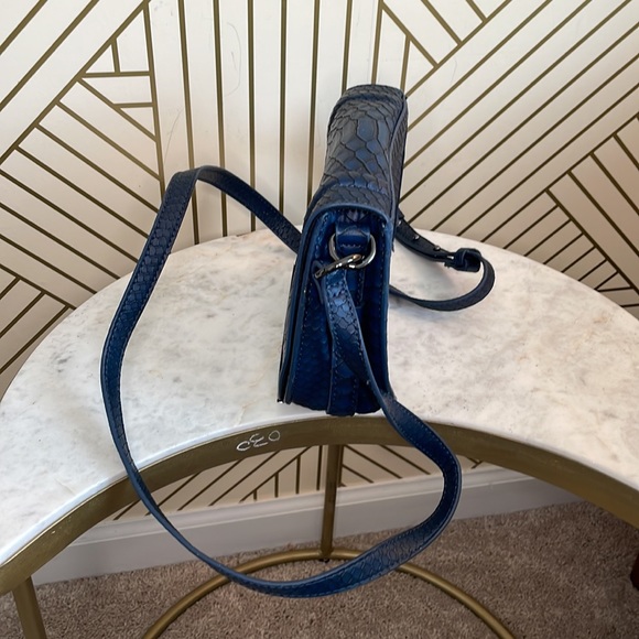 BCBG Generation Blue croc 🐊 textured crossbody bag - Picture 3 of 5